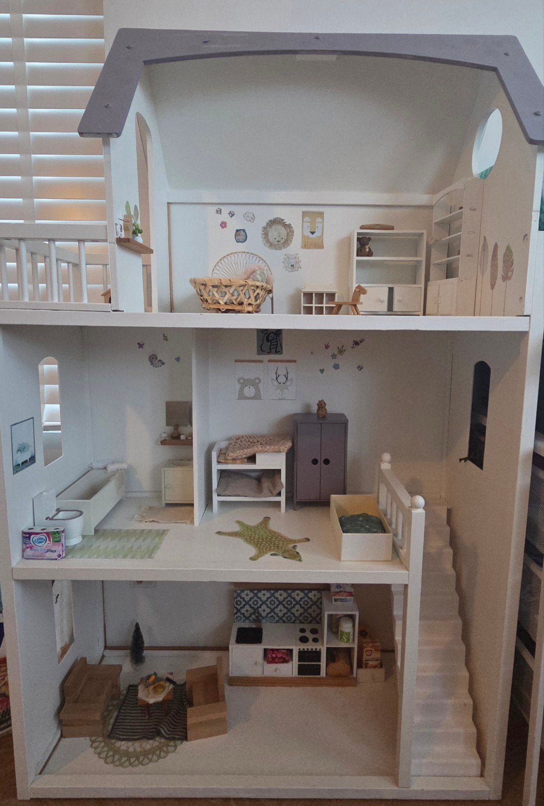 Groot houten poppenhuis met meubilair als nieuw, Ophalen, Zo goed als nieuw, Poppenhuis