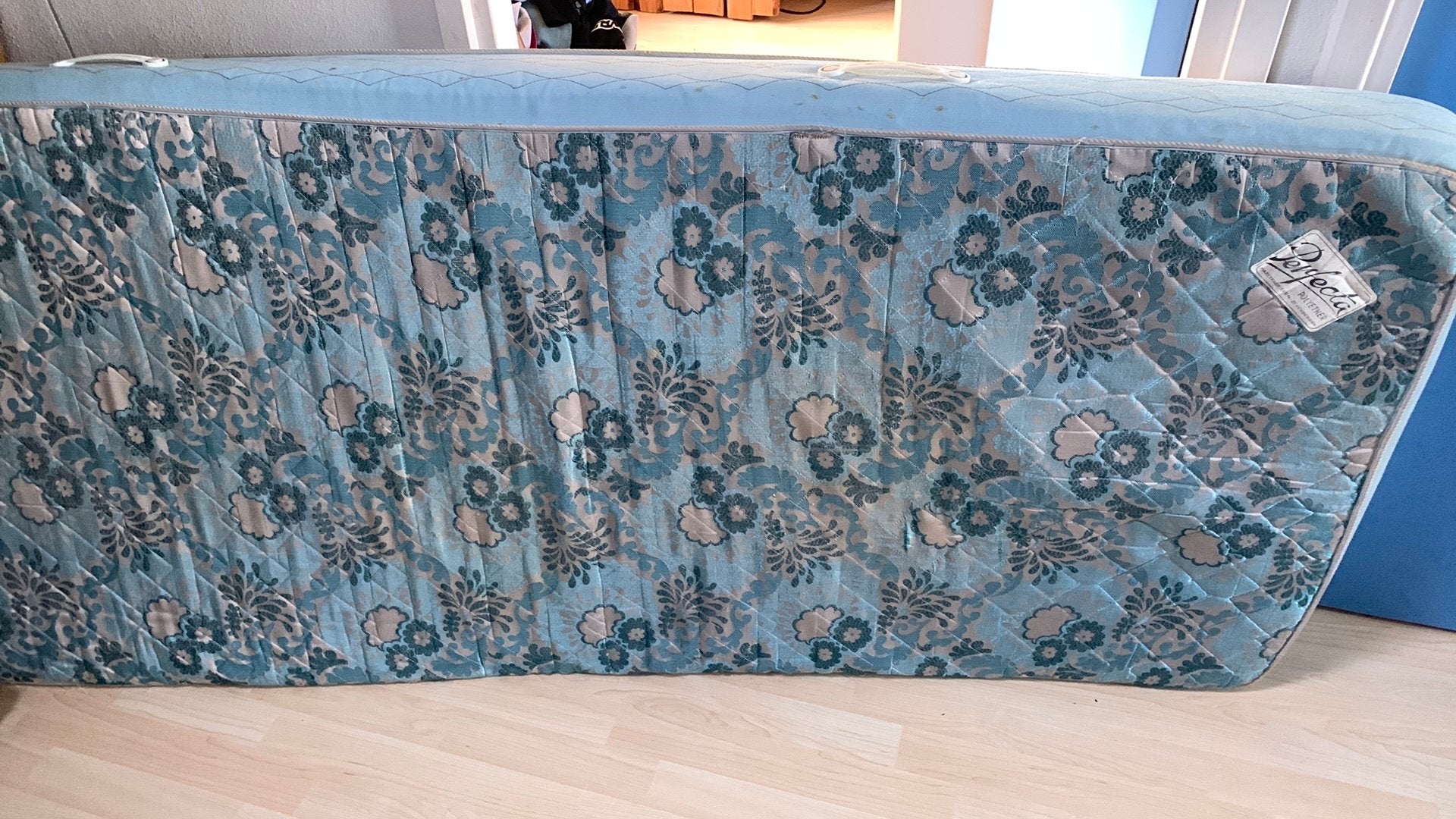 Matras, 1 persoons, Ophalen, Gebruikt, Video