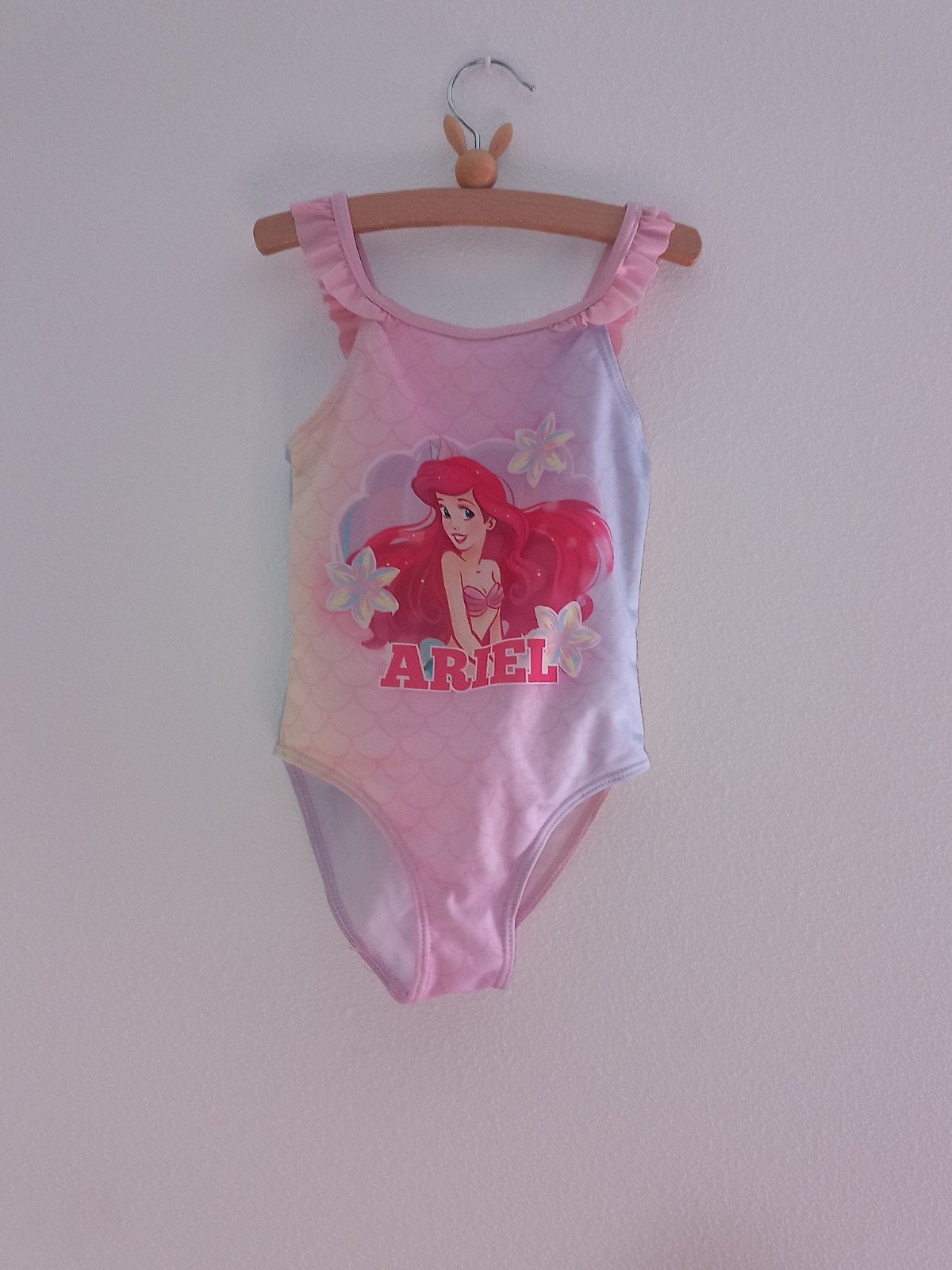 Ariel Badpak - 110/116, Kinderen en Baby's, Babykleding | Baby-zwemkleding, Zo goed als nieuw, Badpak, Maat 80, Meisje, Ophalen of Verzenden