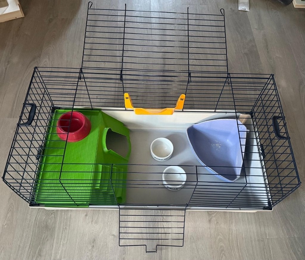 Knaagdier binnen verblijf met hooiruif en plateau, Kooi, Zo goed als nieuw, 75 tot 110 cm, Cavia