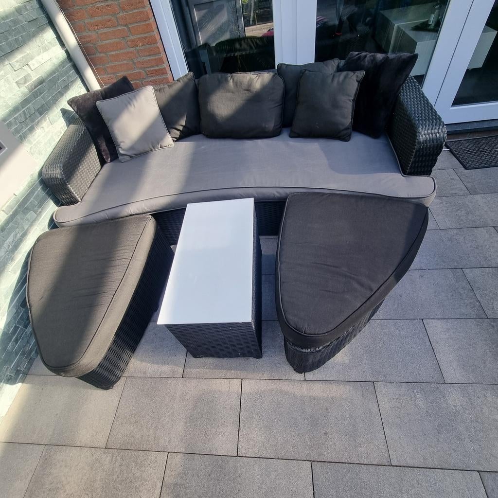 Zwarte loungebank met grijze/zwart kussens, tafel en hockers, Tuin en Terras, Tuinsets en Loungesets, Ophalen