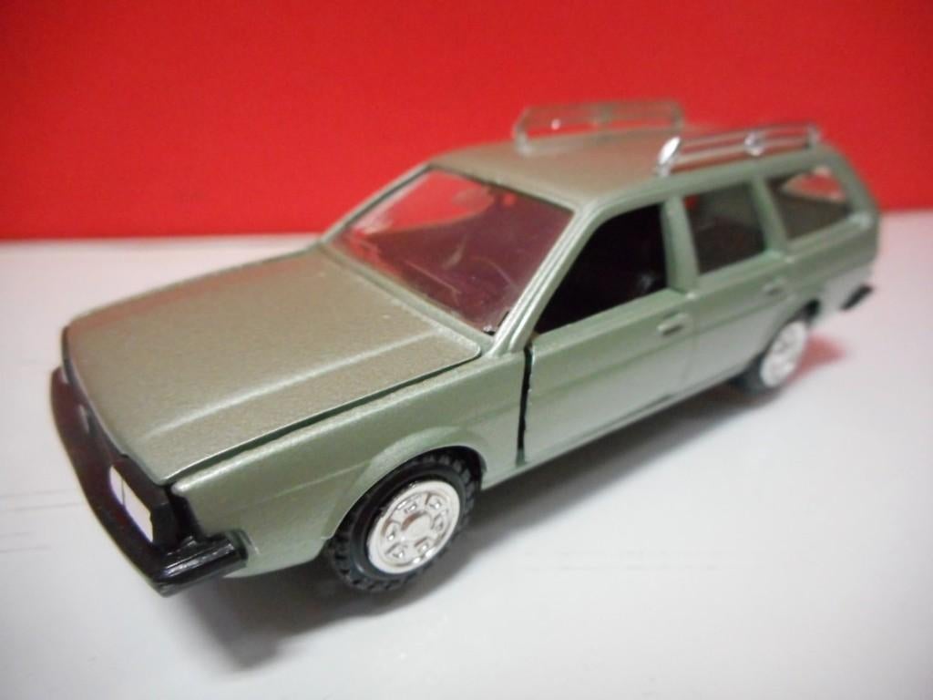 CONRAD 1011 VOLKSWAGEN PASSAT GLS VARIANT 1973, Hobby en Vrije tijd, Modelauto's | 1:43, Ophalen of Verzenden, Zo goed als nieuw