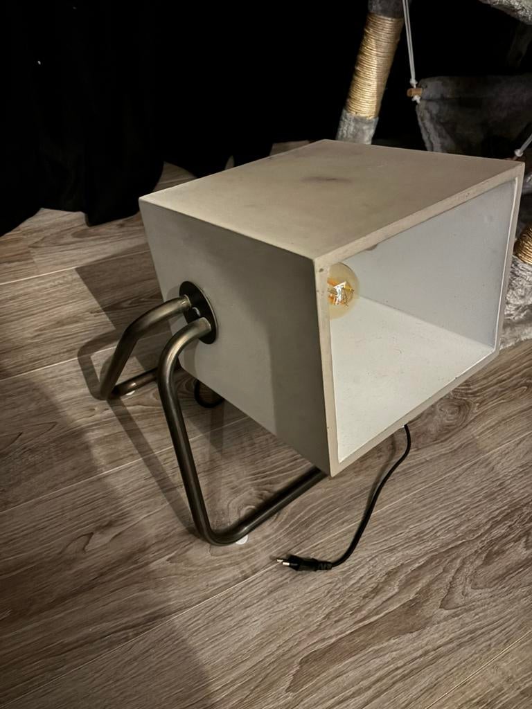 Zuiver - betonnen vloerlamp, Huis en Inrichting, Lampen | Wandlampen, Zo goed als nieuw, Overige materialen, Ophalen