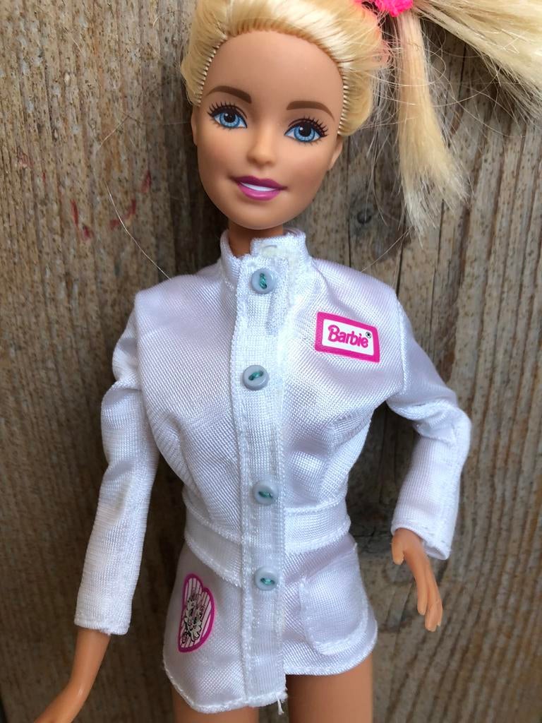 Wit Barbie dieren arts jasje, Kinderen en Baby's, Speelgoed | Poppen, Ophalen of Verzenden, Zo goed als nieuw, Barbie