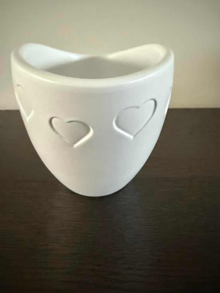 Ovale witte bloempot met hartjes., Ophalen of Verzenden, Zo goed als nieuw