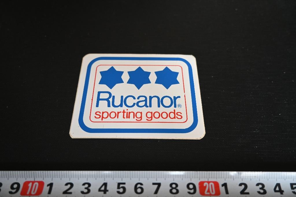 sticker RUCANOR sporting goods  PMB2155, Verzamelen, Stickers, Zo goed als nieuw, Ophalen