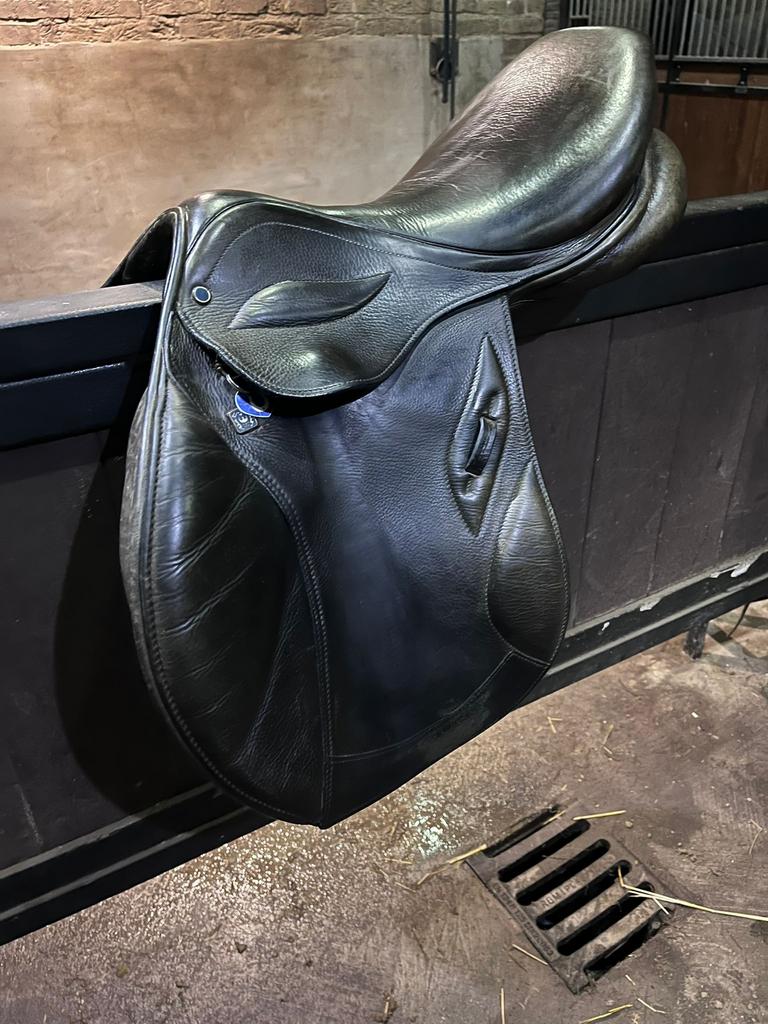 Springzadel stüben 17 inch Phoenix Elite incl toebehoren, Dieren en Toebehoren, Paarden en Pony's | Zadels, Ophalen, Zo goed als nieuw