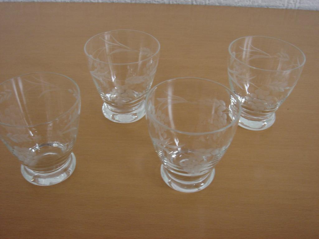 4 kristallen borrelglaasjes met geslepen decoratie, Antiek en Kunst, Ophalen of Verzenden