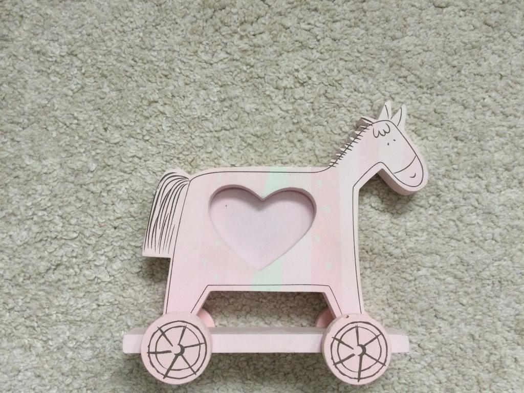 Houten hobbelpaard fotoframe, fotolijst, roze. babykamer, Ophalen of Verzenden, Zo goed als nieuw