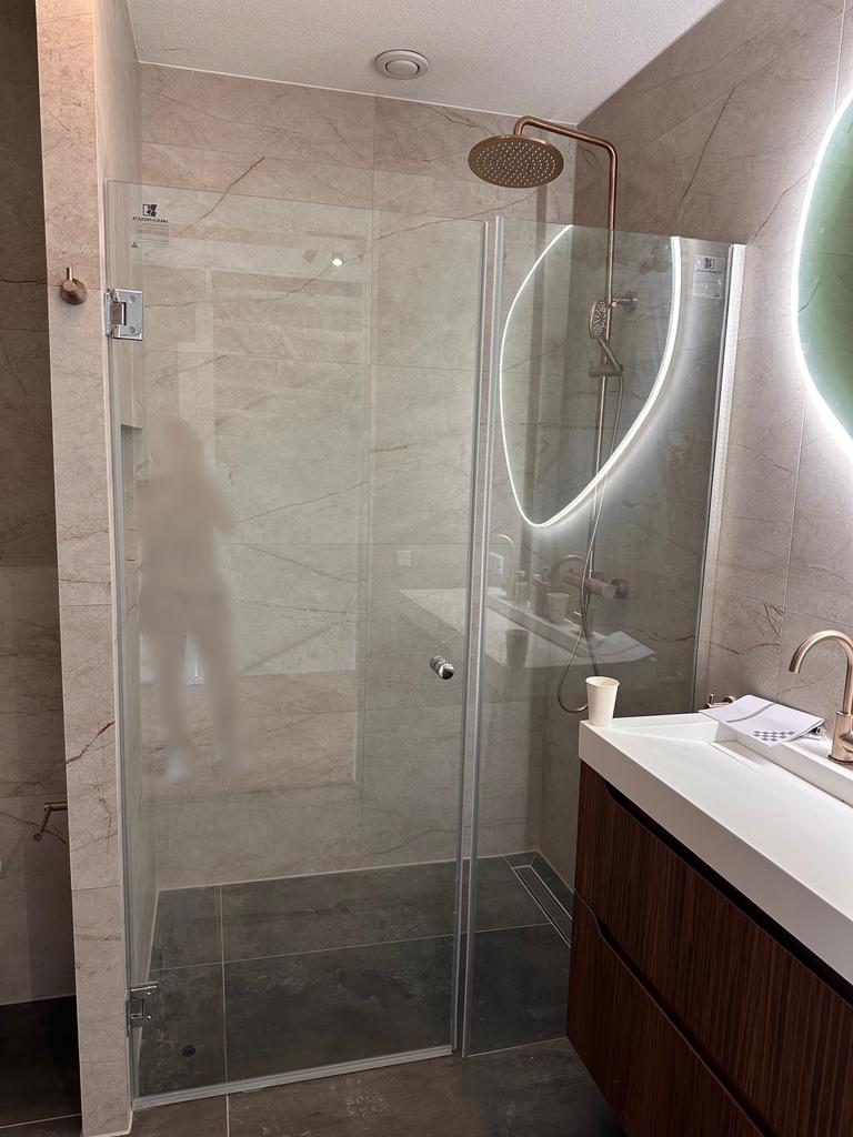 Glazen douchewand, Huis en Inrichting, Ophalen, Zo goed als nieuw, Met douche
