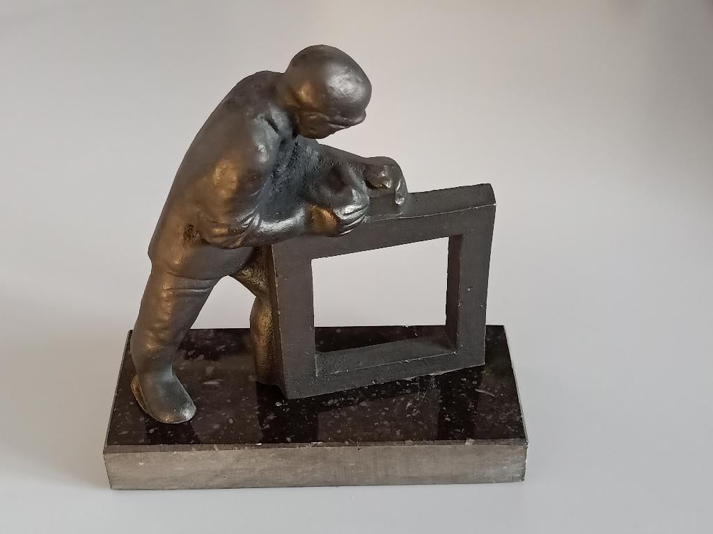 bronzen beeldje Marlies Noordkamp 'de schavende timmerman", Ophalen of Verzenden, Zo goed als nieuw, Mens
