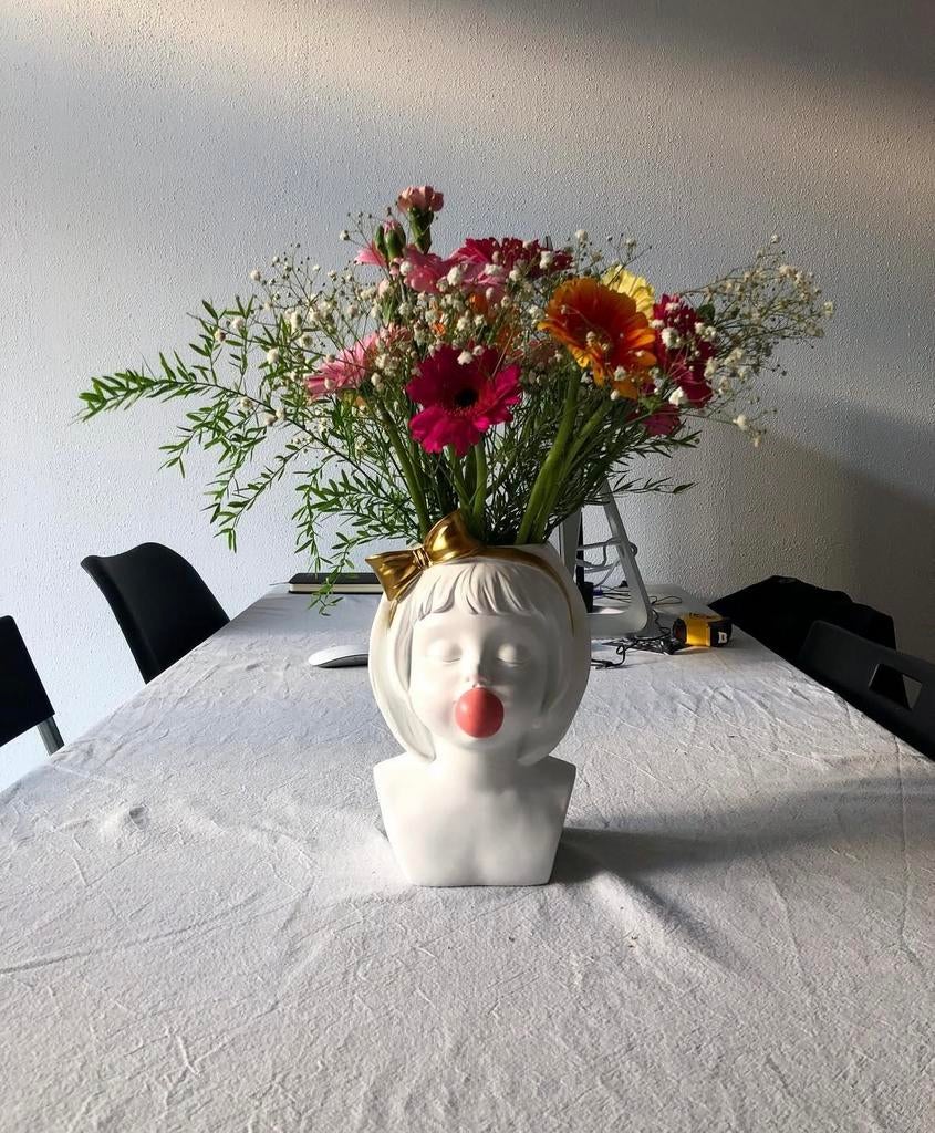 Vaas Meisje met Kauwgombal, Wit, Aardewerk of Porselein, Ophalen of Verzenden, Zo goed als nieuw