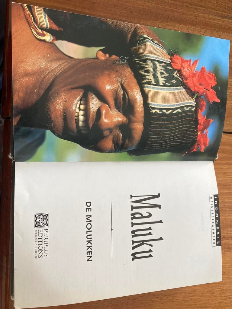 Maluku, reisboek over de Molukken, Overige merken, Europa, Ophalen of Verzenden, Zo goed als nieuw