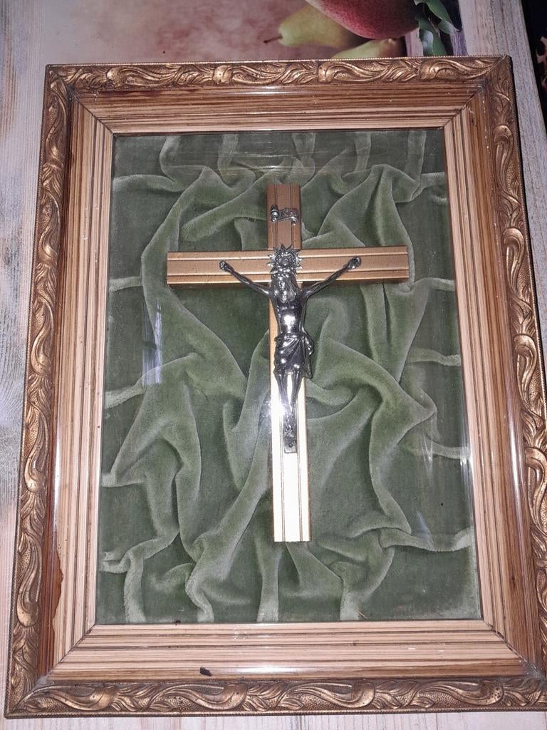 Kruisbeeld in prachrige bolglas lijst op fluweel, Ophalen of Verzenden
