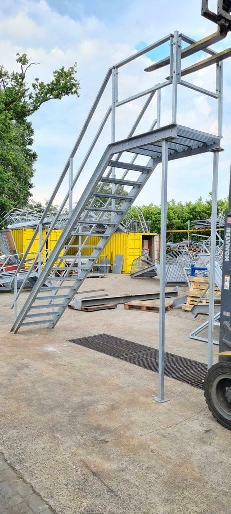 Stalen trap met bordes gegalv hoog 3,2mtr now3030, Ophalen of Verzenden, Nieuw, Trap