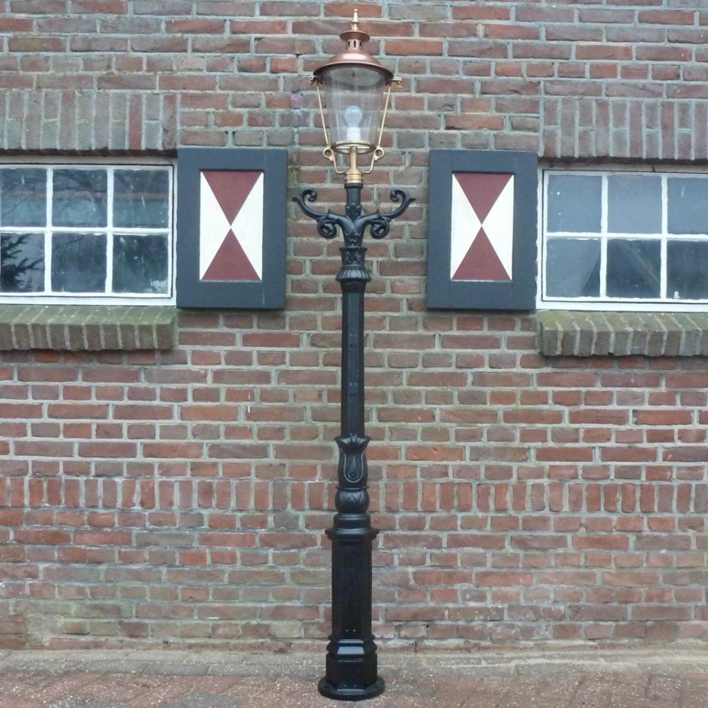 Tuinlantaarn gietijzer met koperen kap, Tuin en Terras, Staande lamp, Nieuw, Ophalen of Verzenden, Netvoeding