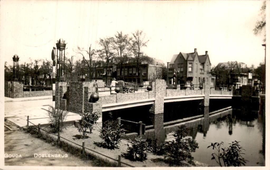 Gouda - Doelenbrug - Fotokaart - V d List, Verzamelen, Ansichtkaarten | Nederland, Ophalen of Verzenden, Voor 1920, Gelopen, Zuid-Holland