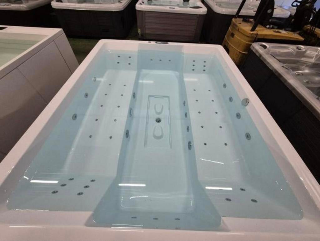Jacuzzi showmodel NU VOOR €7500‼️ €18.000 nieuw prijs, Tuin en Terras, Bubbelbaden en Hottubs, Ophalen of Verzenden, Nieuw, Filter