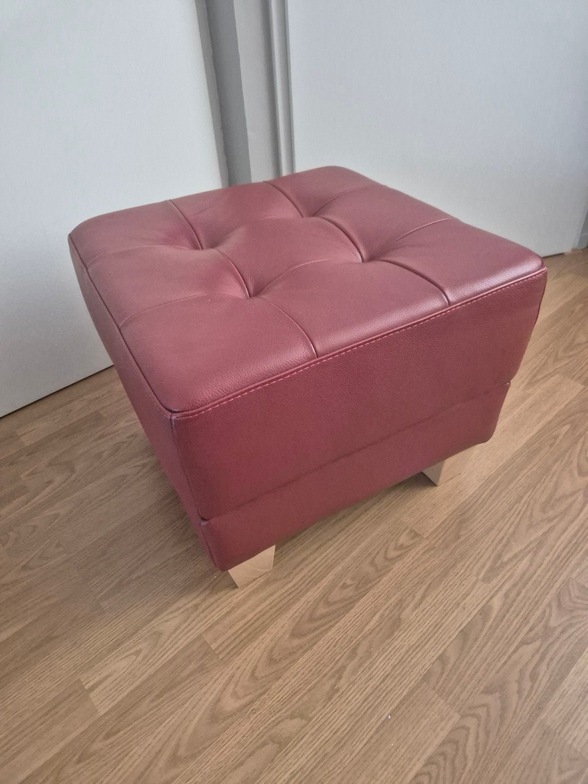Grote Poef hocker Echt toledo leer donker rood houten poten, Ophalen, Vierkant, Minder dan 50 cm, Zo goed als nieuw