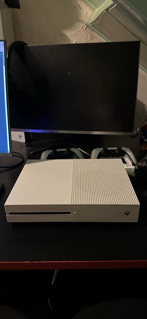 Xbox one s, Spelcomputers en Games, Xbox One S, Ophalen of Verzenden, Zo goed als nieuw, Zonder controller