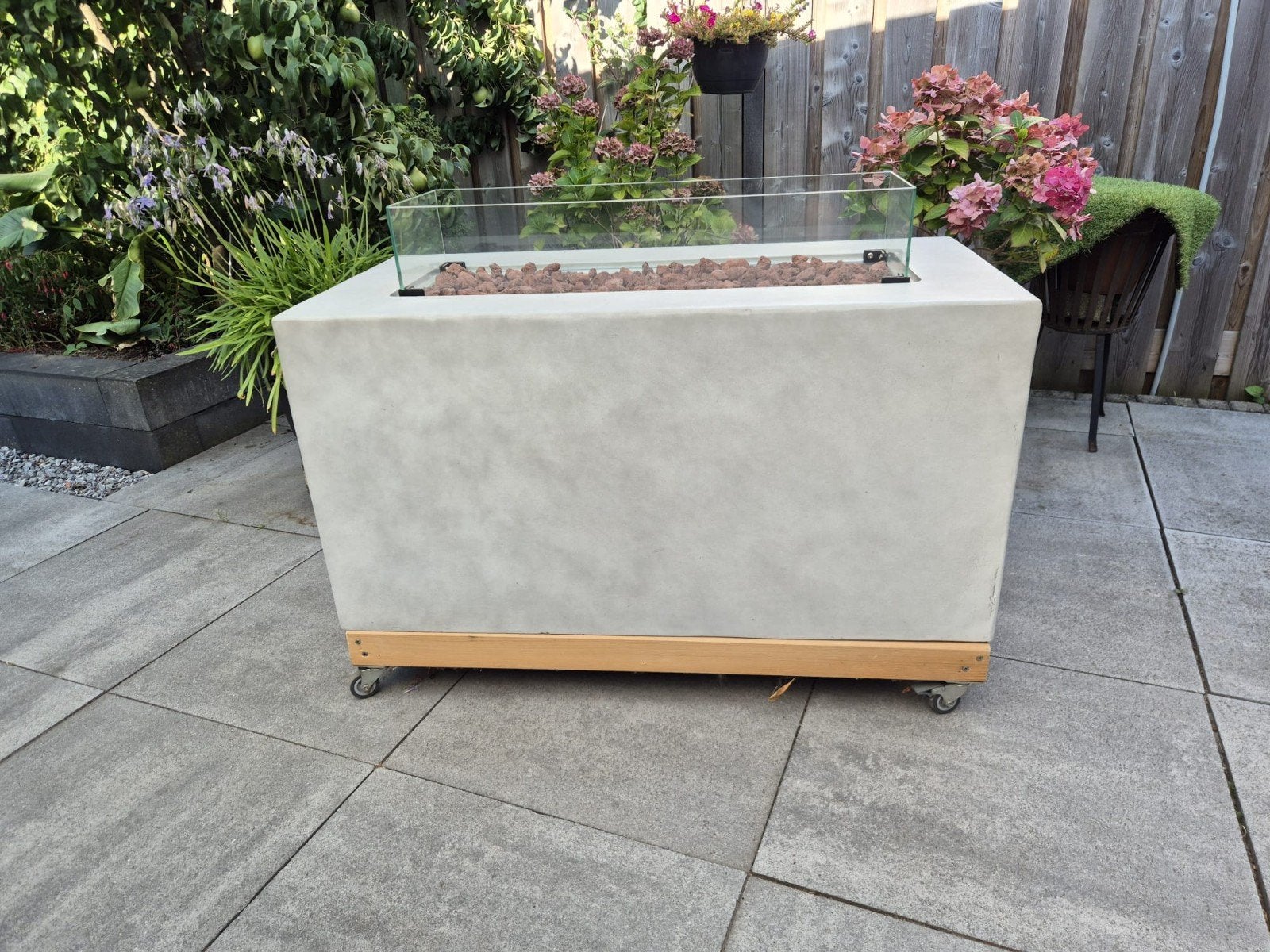 Moderne gasvuurtafel/ sfeerhaard op wielen beton look, Ophalen, Zo goed als nieuw