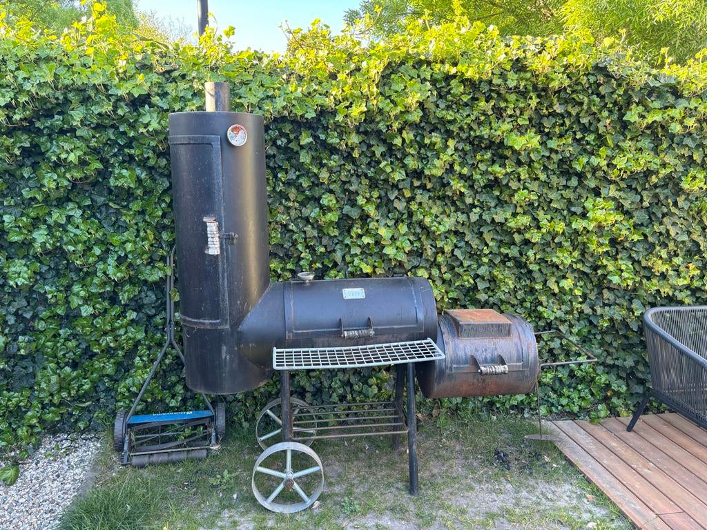 Grote BBQ Smoker met zijbrander en rooktoren, Ophalen, Gebruikt