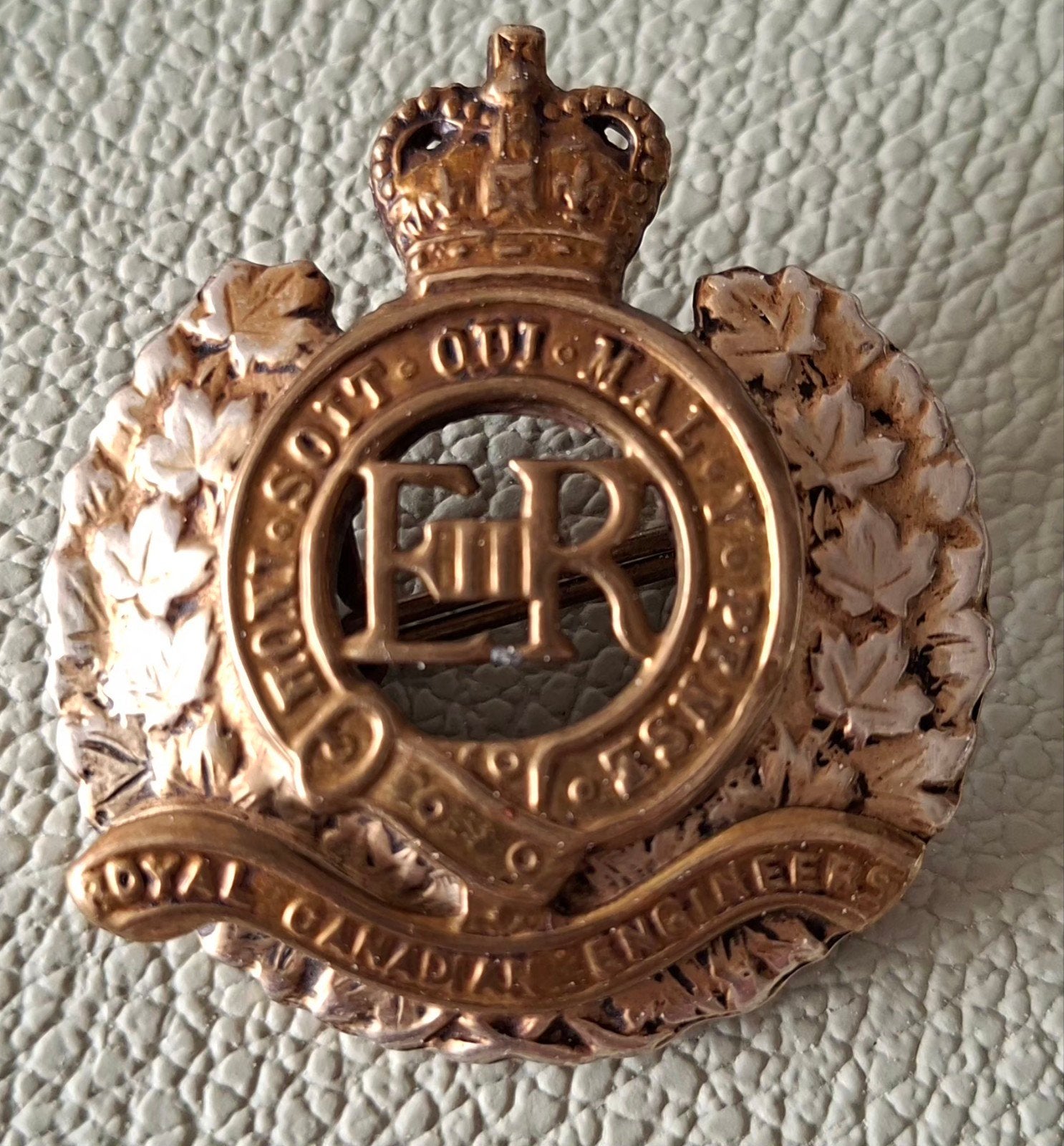 BARET CAP EMBLEEM QUEENS CROWN UNCLEANED PATINA LUGS-SLIDERS, Ophalen, Landmacht, Engeland, Embleem of Badge