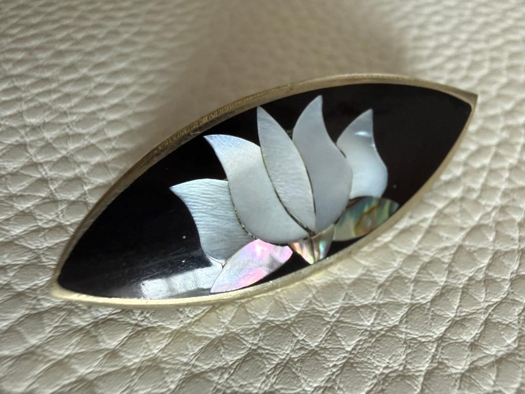 Q412/ALPACA Mexico Lotus Broche, Sieraden, Tassen en Uiterlijk, Broches, Overige materialen, Gebruikt, Verzenden, Minder dan 4 cm
