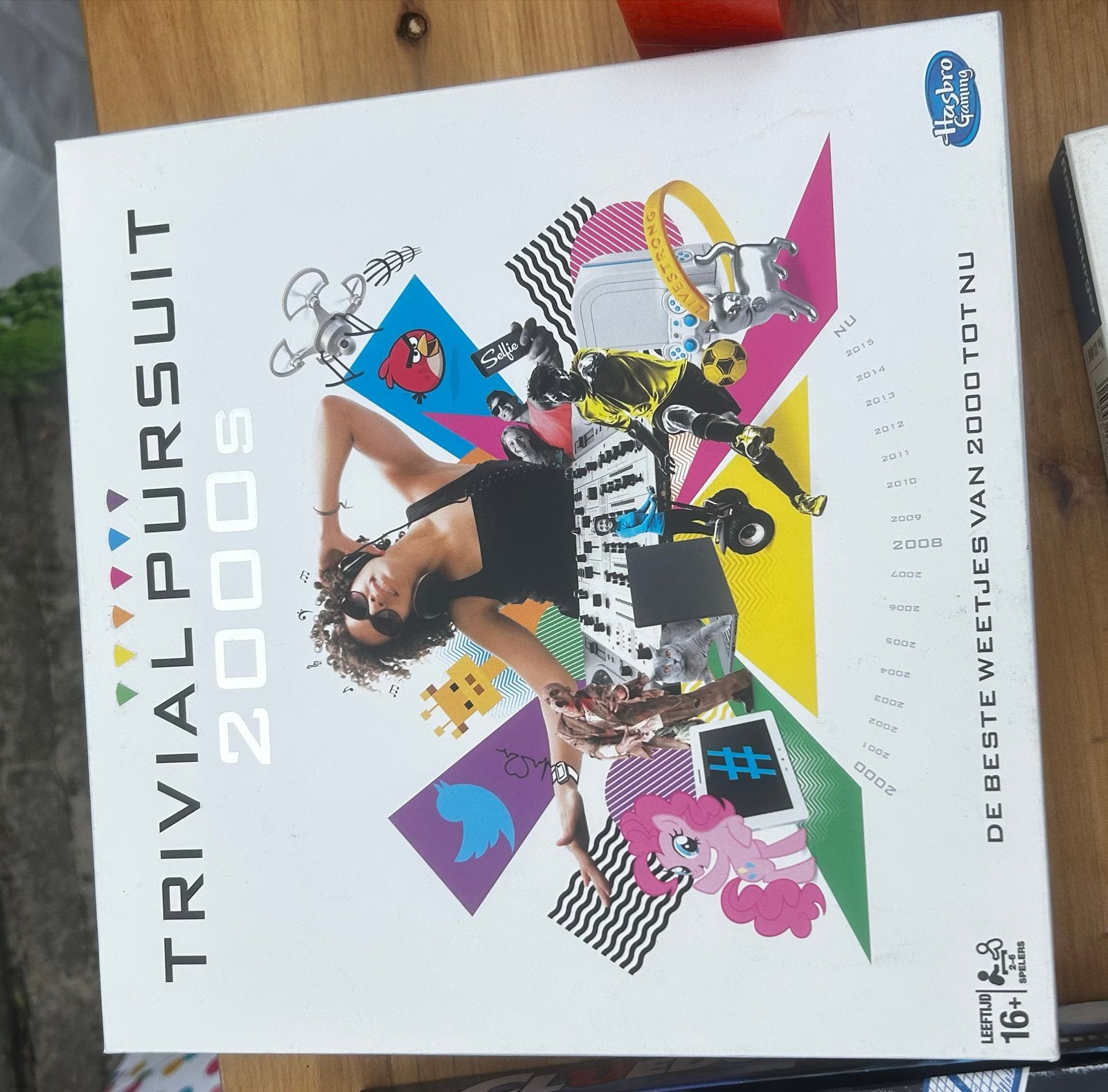 Trivial Pursuit 2000s - De beste weetjes van 2000 tot nu, Drie of vier spelers, Ophalen of Verzenden, Zo goed als nieuw