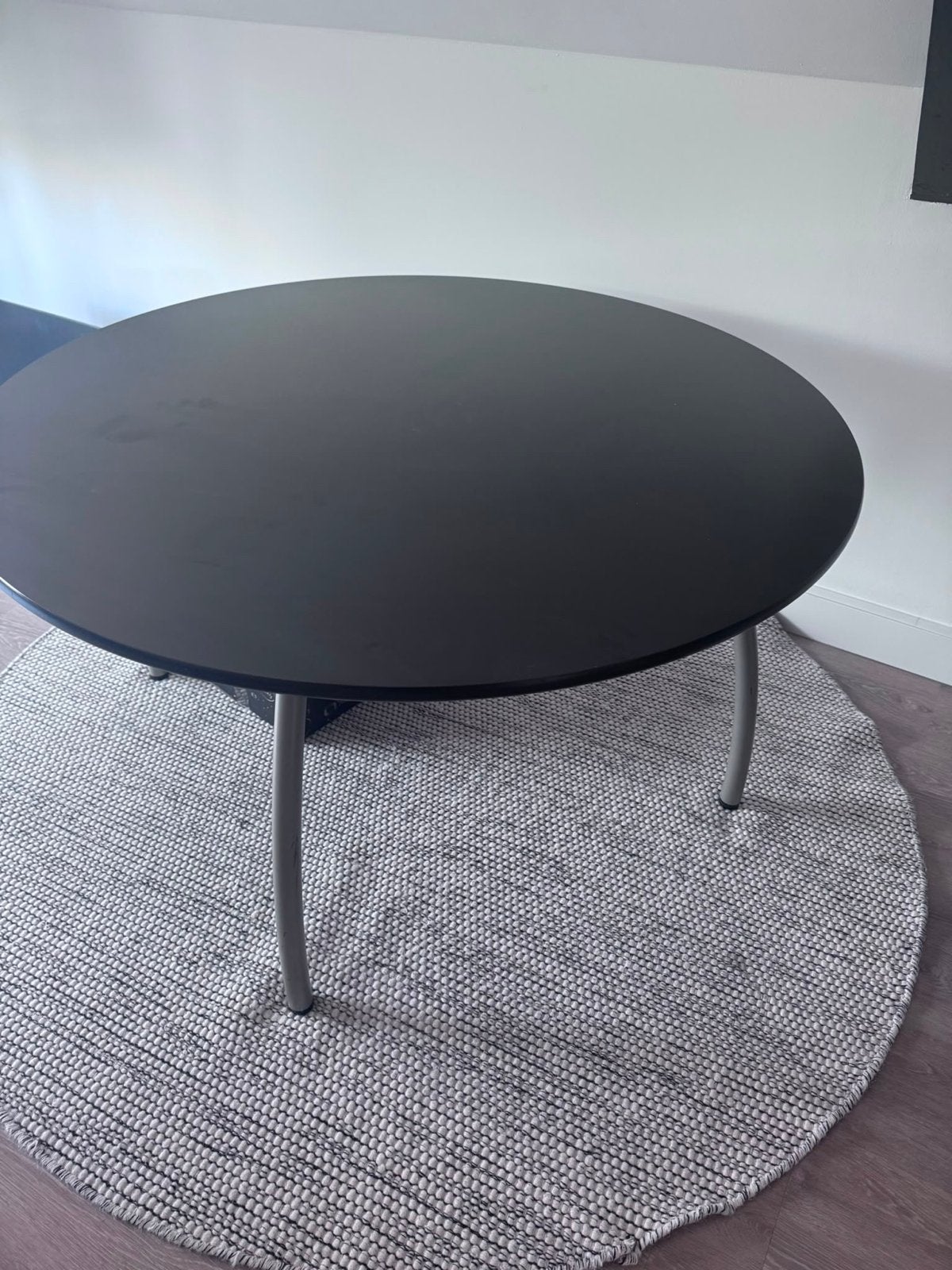 Zwarte tafel met vloerkleed - Ophalen in Maasbracht, Huis en Inrichting, Tafels | Eettafels, Ophalen, Gebruikt, Rond, 50 tot 100 cm