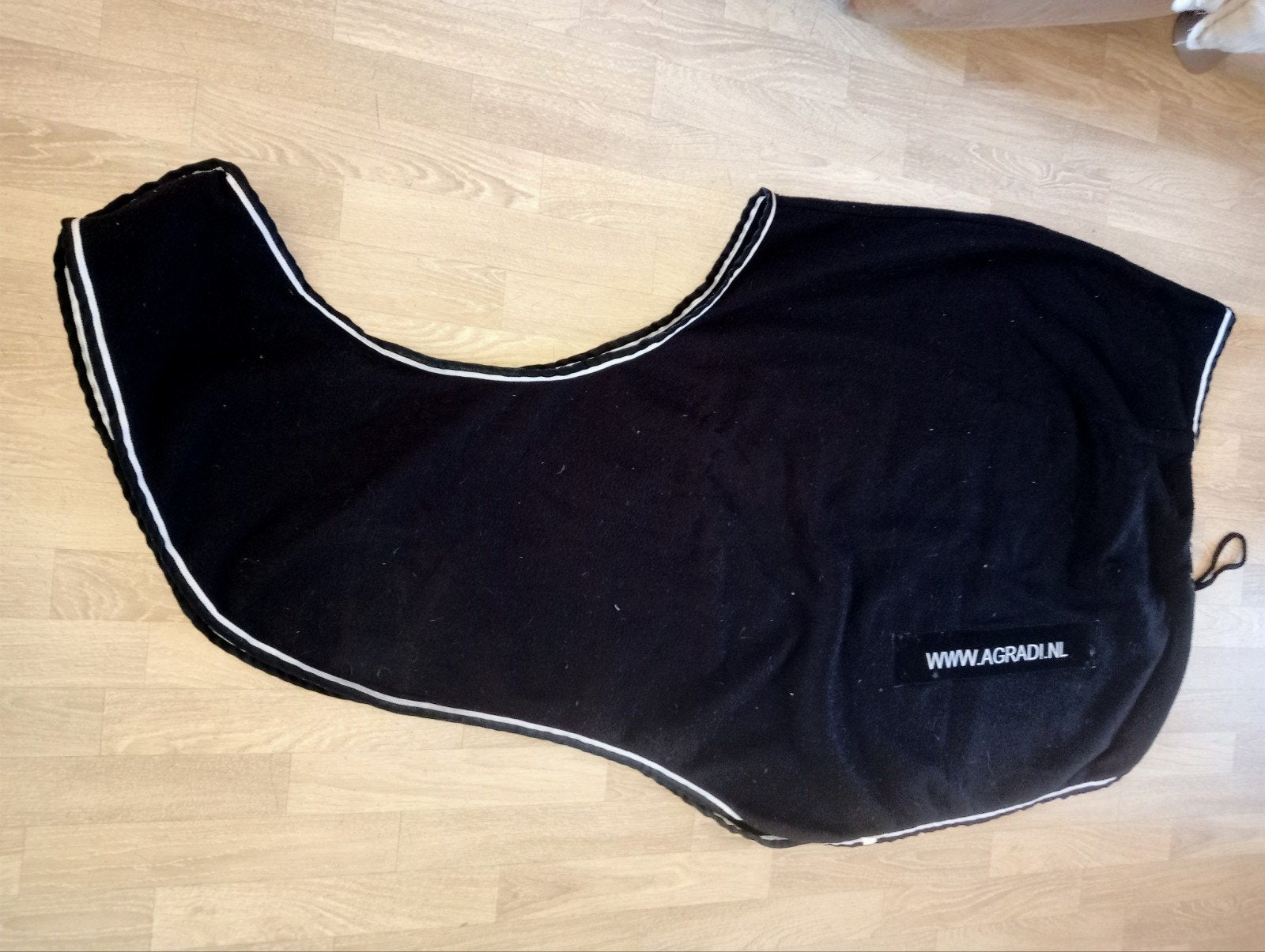 Zeer nette zwarte Agradi fleece uitrijdeken mt L, Ophalen of Verzenden