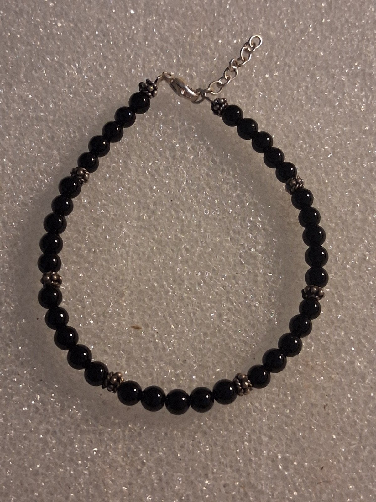 Armband met Onyx steen en zilver tussenstukjes-- lengte 17cm, Ophalen of Verzenden, Nieuw, Zwart, Overige materialen
