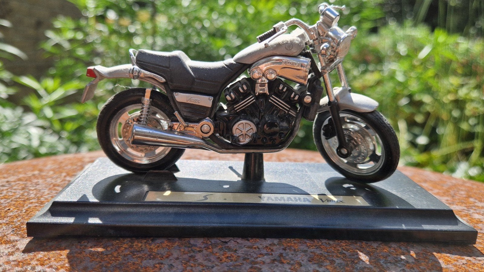 Yamaha V-Max modelmotor 1: 18  Maisto  2 stuks op standaard, Ophalen, Zo goed als nieuw, Overige merken