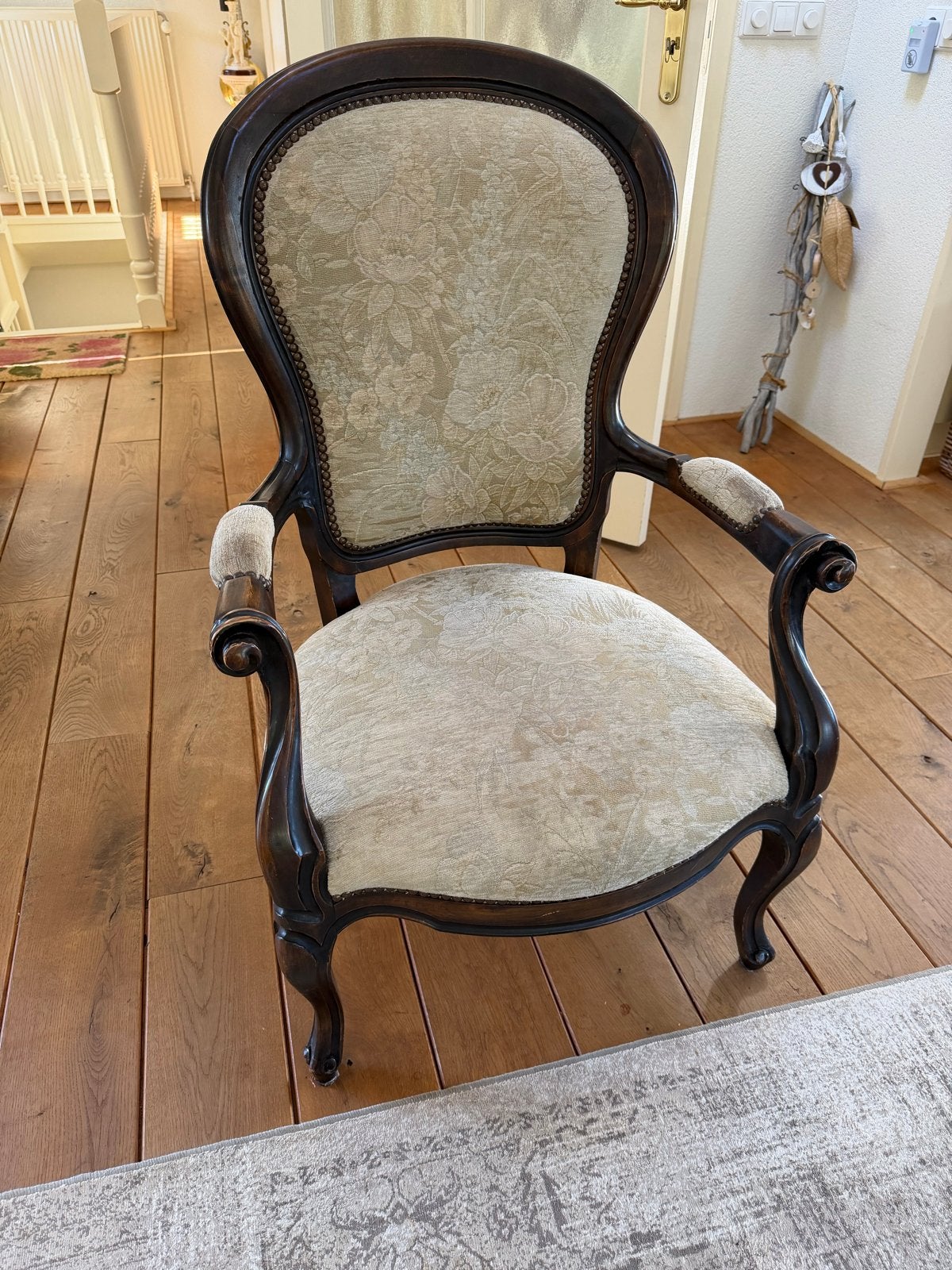 Antieke fauteuil met gebloemde bekleding, Ophalen