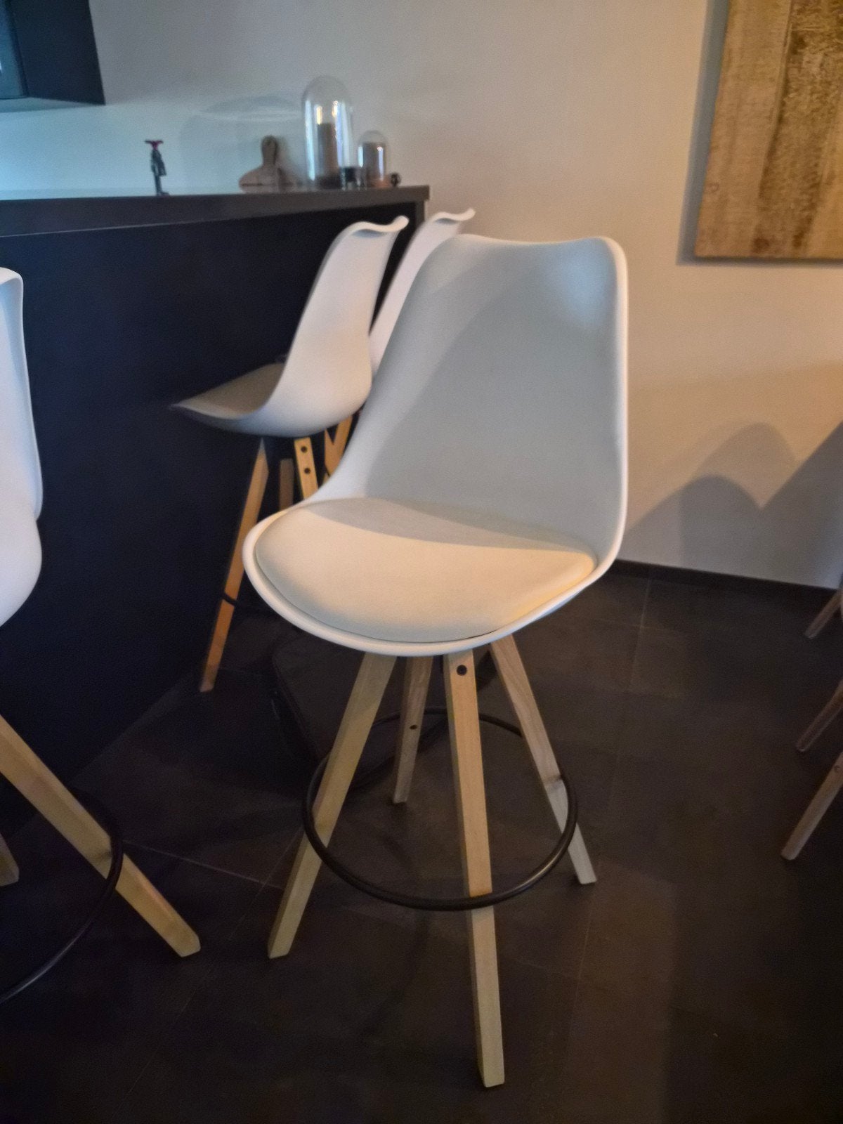 Moderne barkrukken met houten poten en witte zitting, Met voetsteun, Zo goed als nieuw, 90 cm of meer, 4 krukken