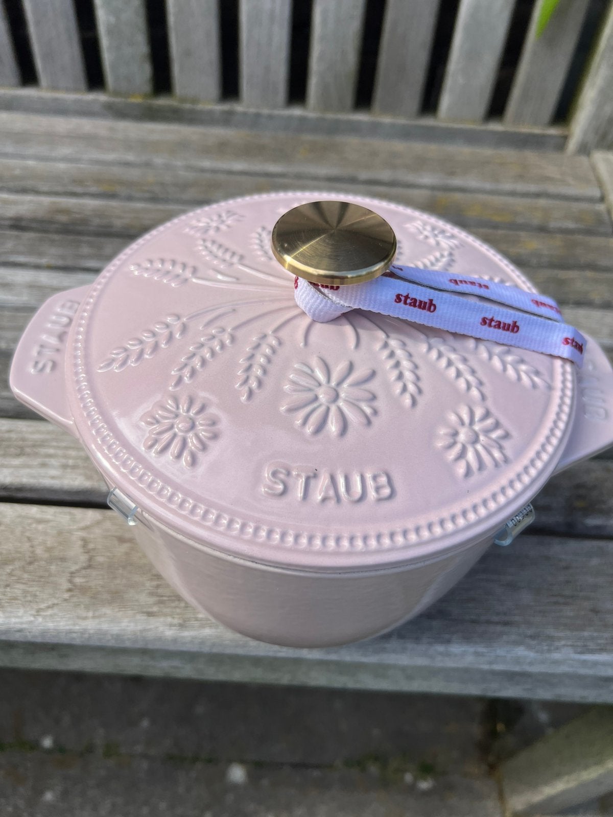 Nieuwe Staub Gohan/rijstpan 16 cm Sorbet Pink, Gietijzer, Nieuw, Ophalen of Verzenden, Staub