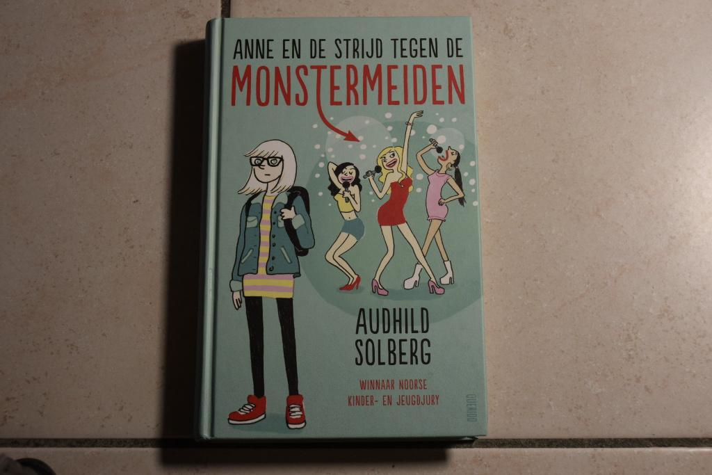 Anne en de strijd tegen de monstermeiden / Audhild Solberg, Ophalen of Verzenden, Zo goed als nieuw, Fictie