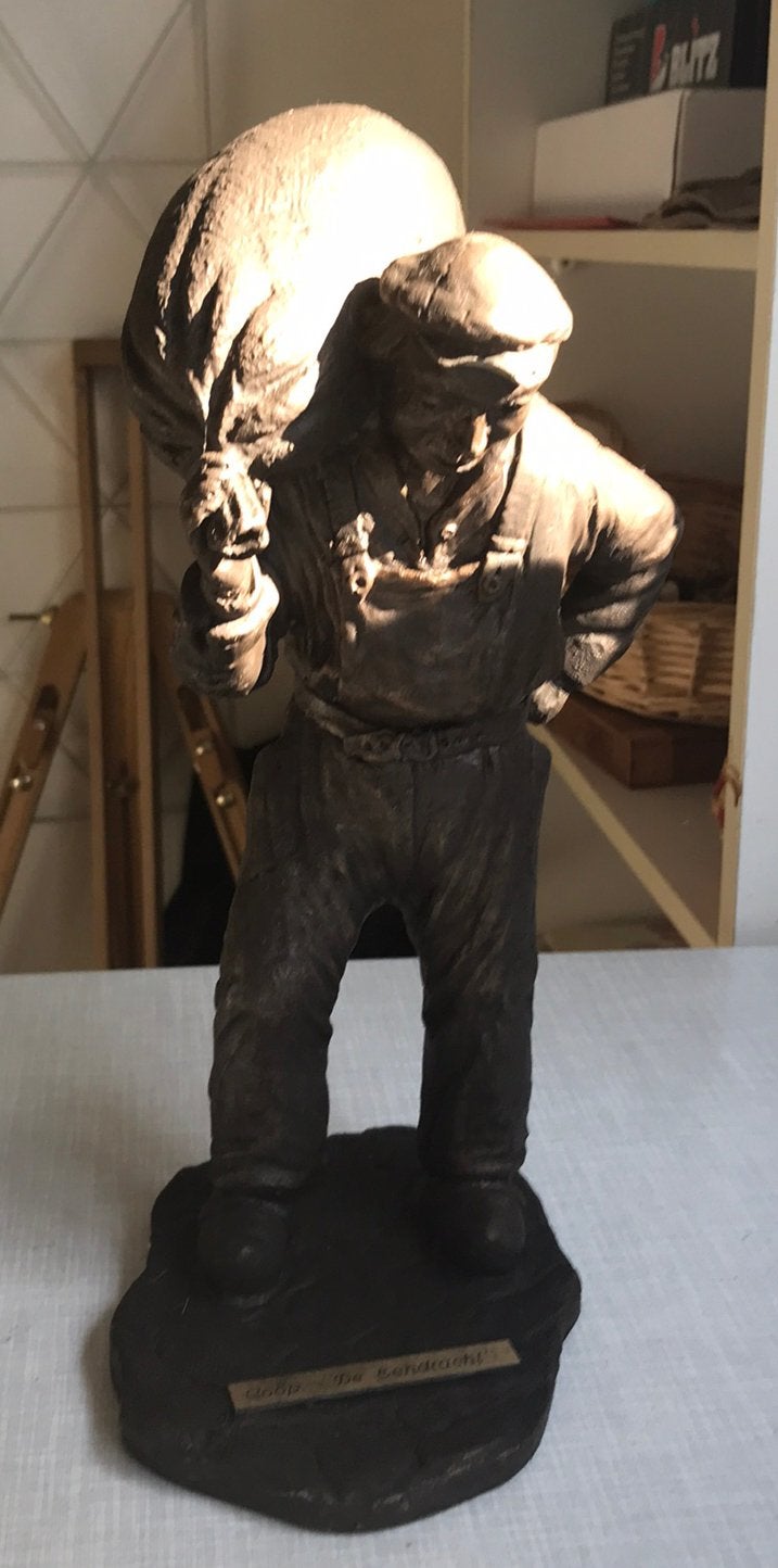 Stenen beeld een man met zak op de schouder, Ophalen of Verzenden