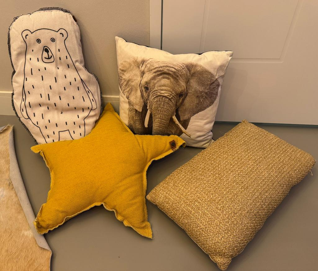 4 diverse kussens: beer, olifant, ster en geweven, Huis en Inrichting, Ophalen of Verzenden, Gebruikt, Overige kleuren, Overige vormen