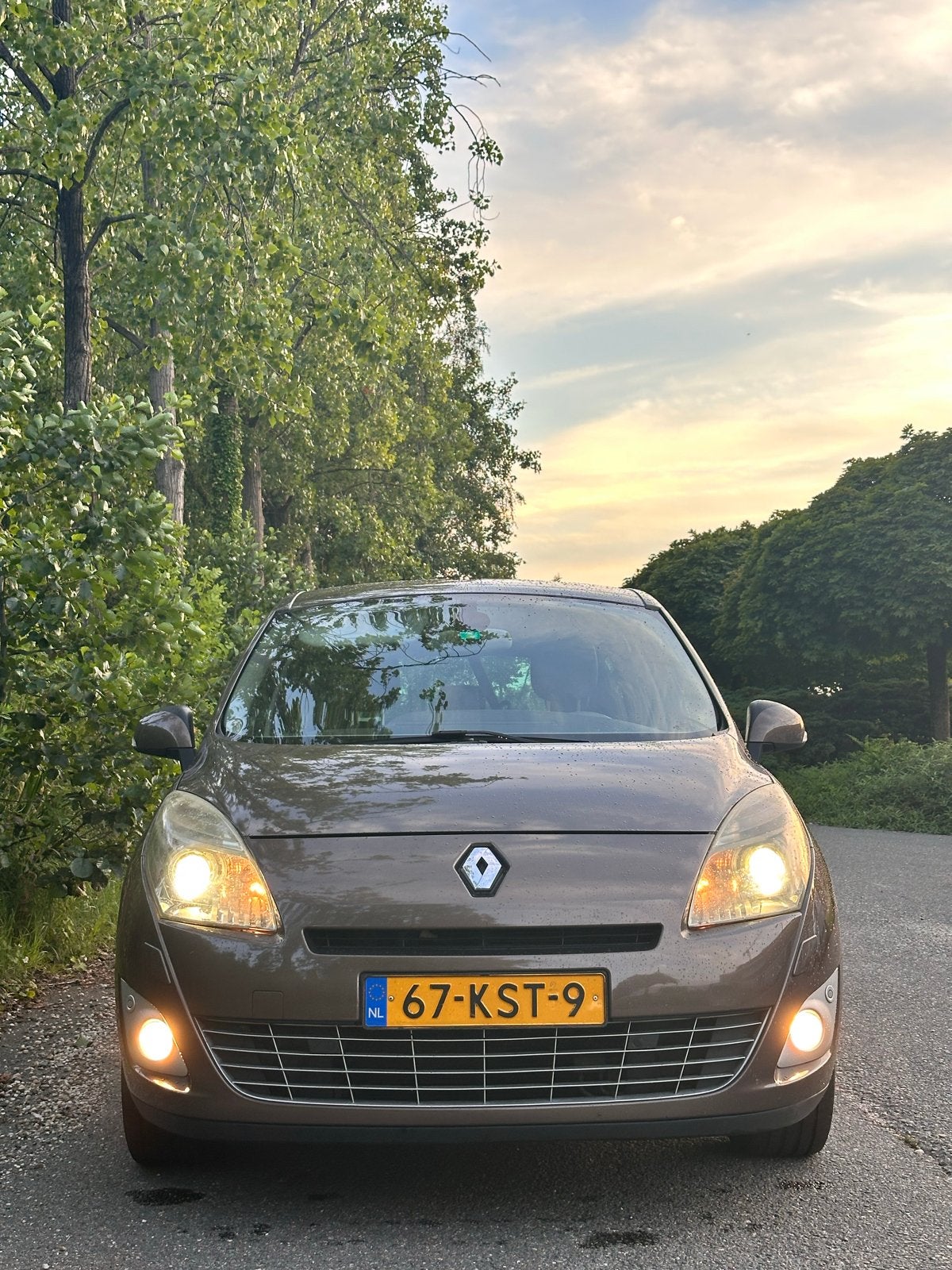 Renault Grand Scenic 2.0 16V 103KW CVT 7P 2010 Bruin APK, Auto's, 4 cilinders, Bruin, 7 stoelen, Origineel Nederlands