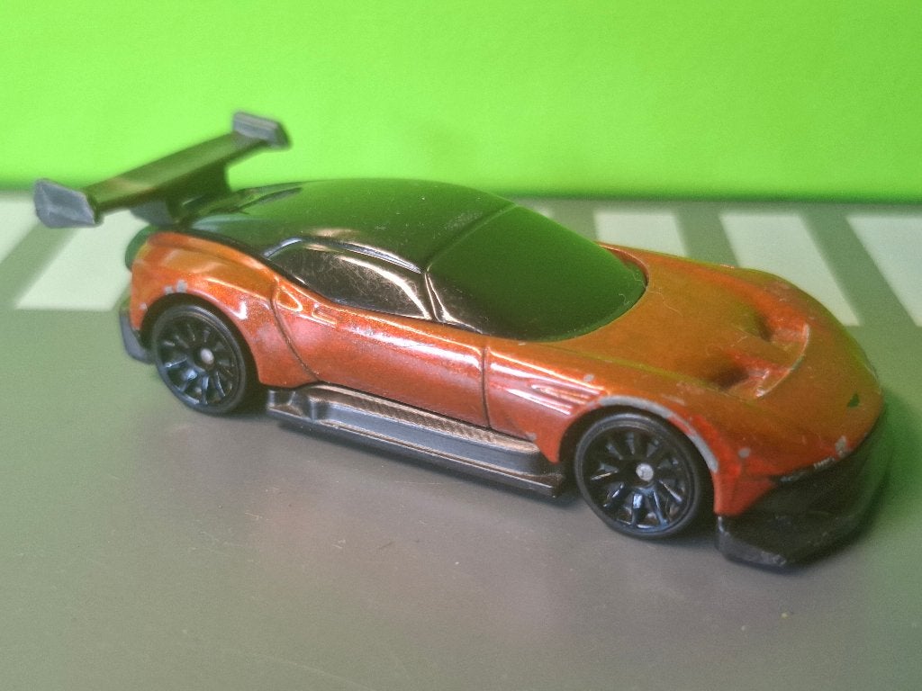 Hotwheels - Aston Martin Vulcan |oranje] 1/60, Ophalen of Verzenden, Gebruikt, Auto