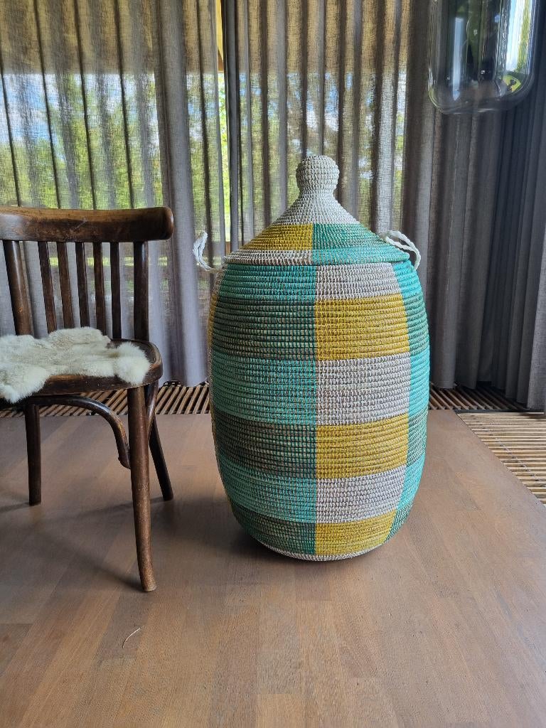 Grote afrikaanse wasmand geel, wit, turquoise uit Senegal, Huis en Inrichting, Woonaccessoires | Schalen en Manden, Mand, Rond