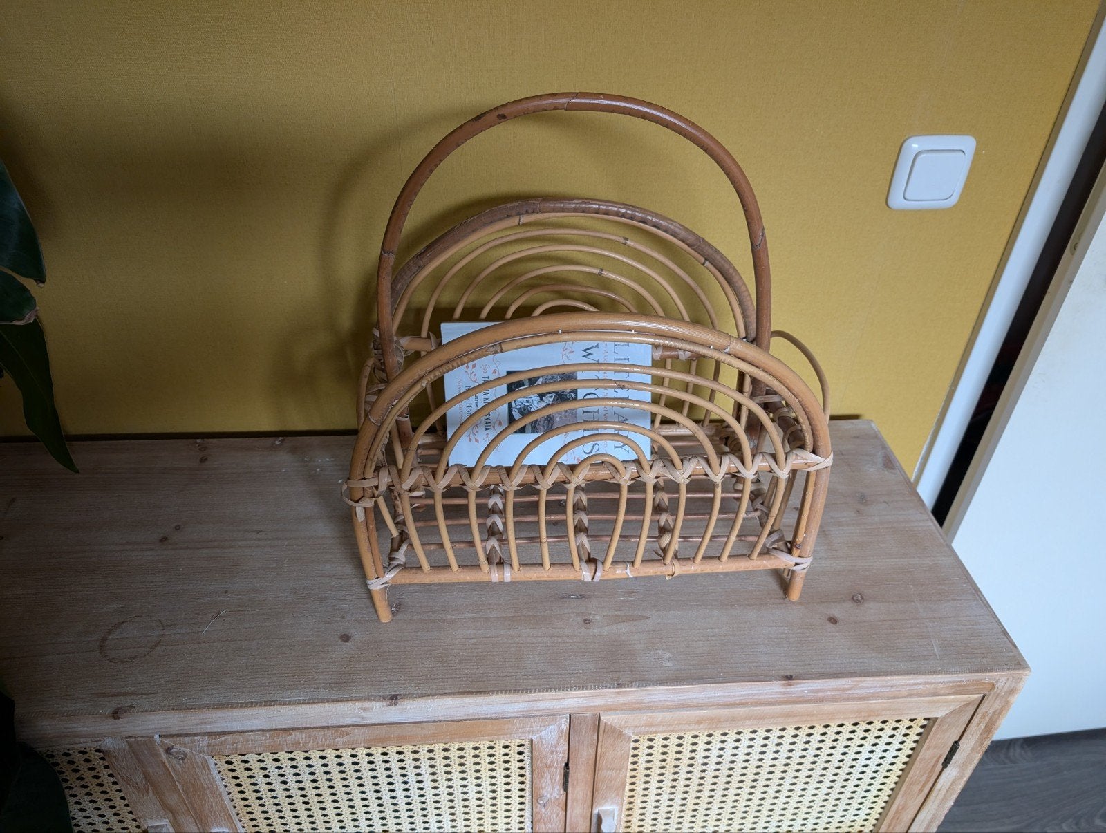 Vintage rotan lectuurbak / tijdschriftenrek, Huis en Inrichting, Ophalen, Lectuurbak, Vintage, Zo goed als nieuw