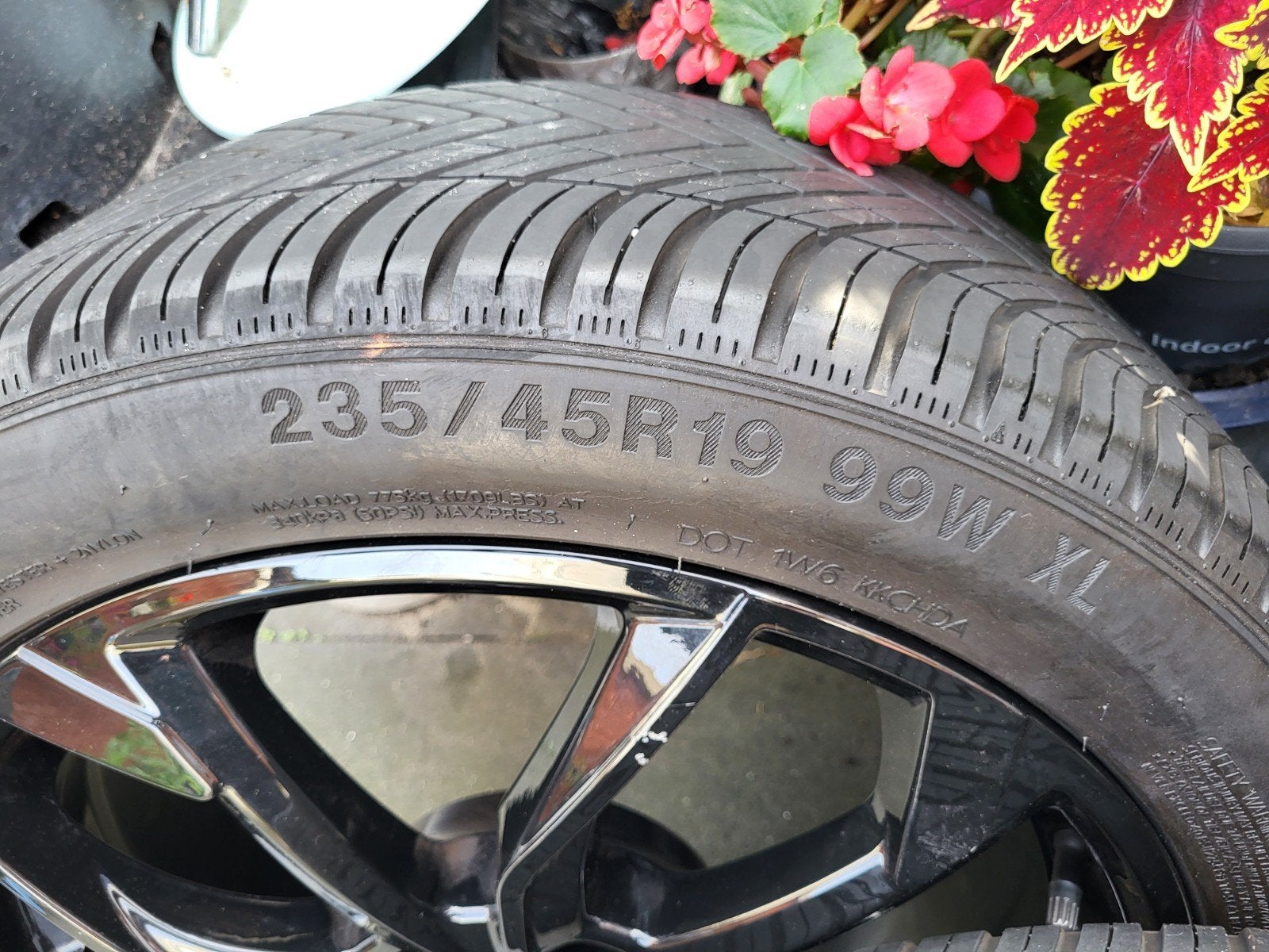 Foto 4 van Tesla model 3 en Y banden velgen 235/45/19 TPMS