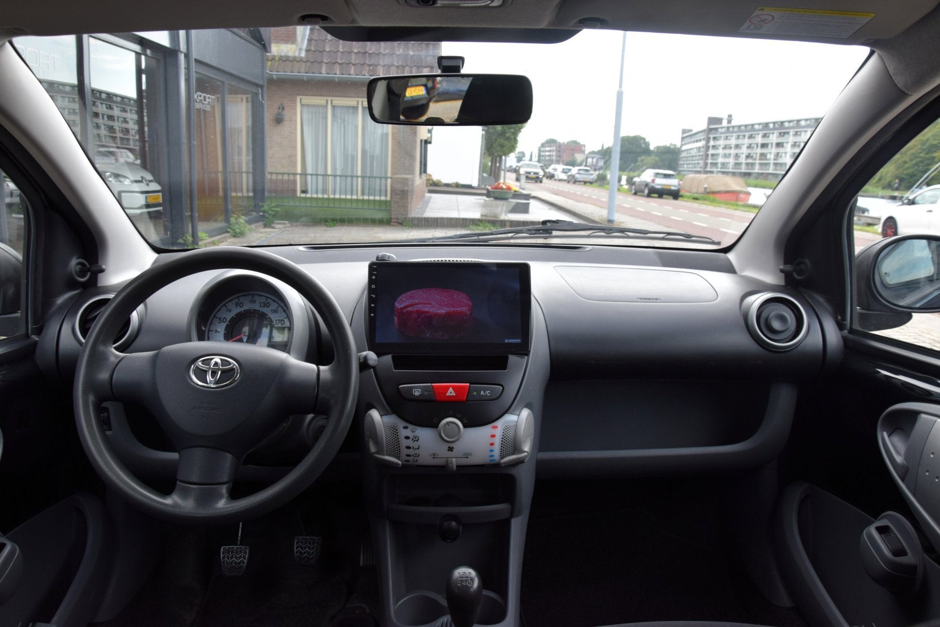 Toyota Aygo 1.0-12V Now Carplay Airco Achterruitcamera, Auto's, Voorwielaandrijving, Euro 5, Gebruikt, 4 stoelen