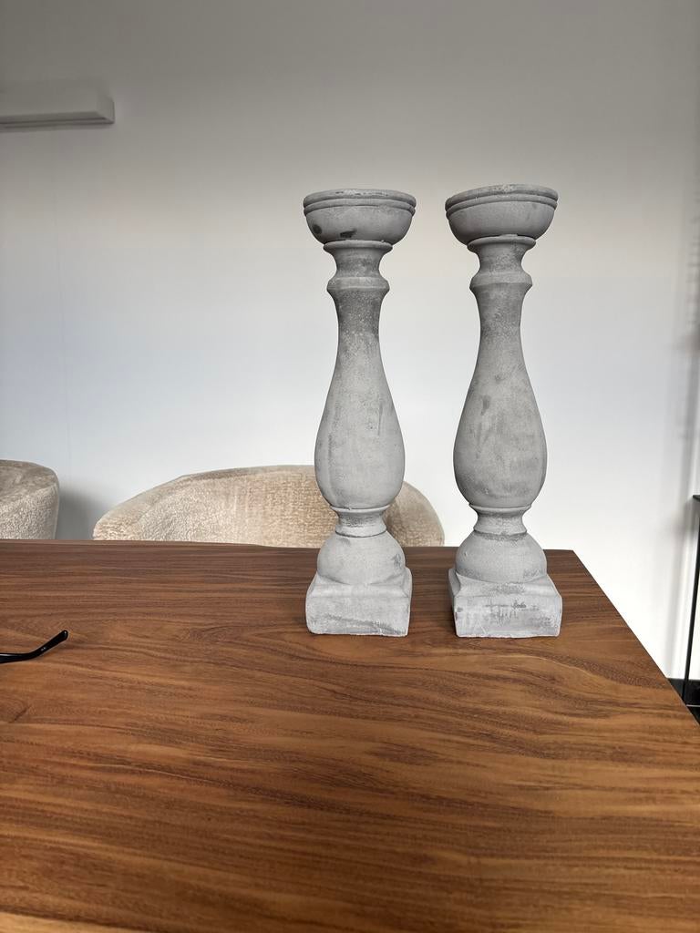 Set van 2 betonnen kandelaars - 44 cm hoog, Huis en Inrichting, Woonaccessoires | Kandelaars en Kaarsen, Overige materialen, 25 tot 50 cm