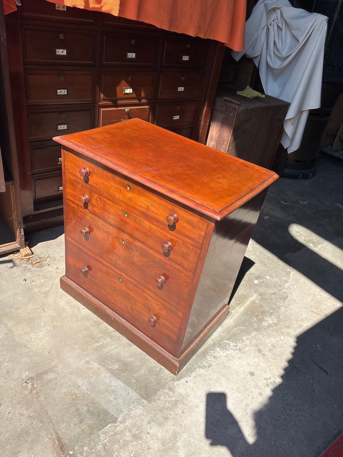 Antieke mahonie commode/nachtkastje met lade en pot, Ophalen