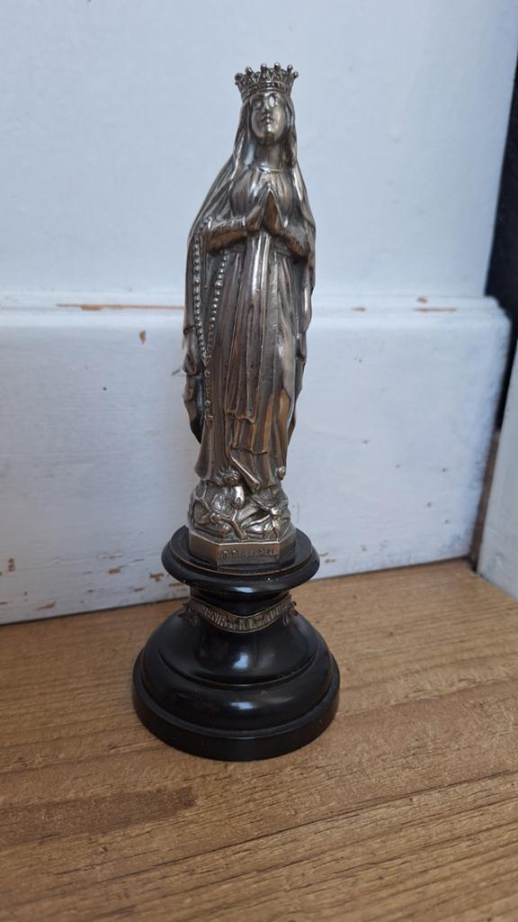 Mooi beeldje op houten sokkel,  N.D. de Lourdes, Ophalen of Verzenden