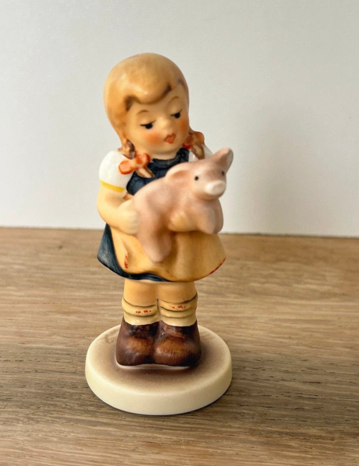 Goebel  Hummel beeldje 2052 "Pigtails" uit 1998, Verzamelen, Ophalen of Verzenden, Gebruikt, Hummel