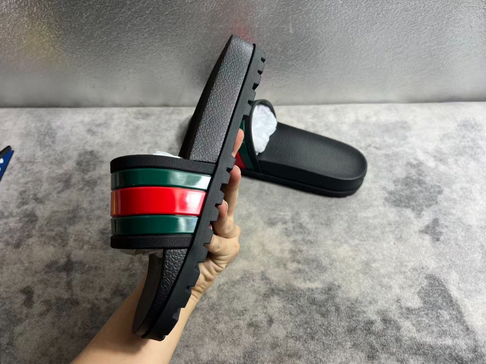 Gucci slippers met strepen - ONGEDRAGEN, Kleding | Dames, Schoenen, Ophalen of Verzenden, Zo goed als nieuw, Zwart, Slippers